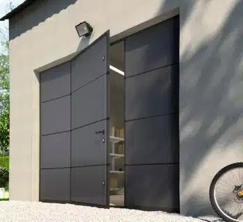 Comprendre le tarif d'une porte de garage sectionnelle avec portillon et hublot